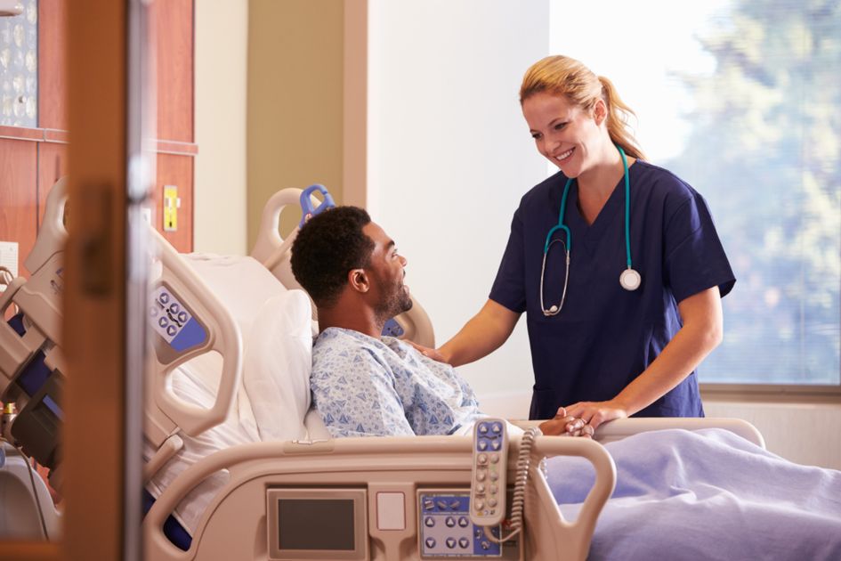 Quanto tempo os pacientes permanecem no hospital após a cirurgia de transplante?