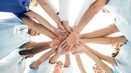 كيف تعمل الفرق متعددة التخصصات على تحسين نتائج المرضى